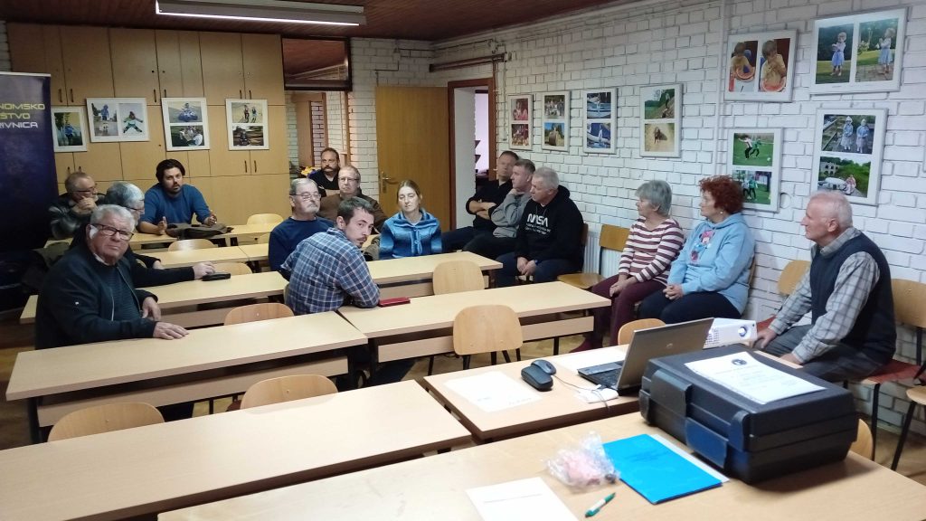 Predavač u Temi Krugova prof. Željko Andreić u gostima s AD Perzeidi kod AD Koprivnica 16. studenoga (foto R.Matić)