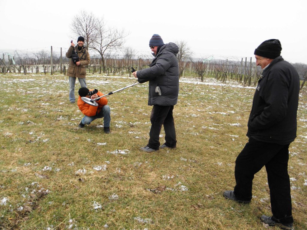 U ovoj emisiji prof. Željko Andreić govori o svom pokušaju traženja ostalih fragmenata meteorita Križevci detektorom metala 22. veljače 2011. godine (foto R.Matić)