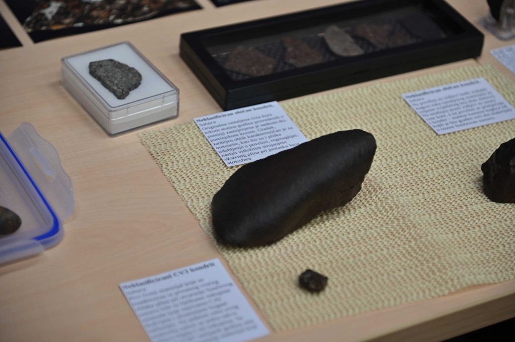 Primjerci iz zbirke meteorita Domjana Svilkovića na izložbi 19. srpnja 2024. Neki su veći i od križevačkog meteorita (foto R.Matić)