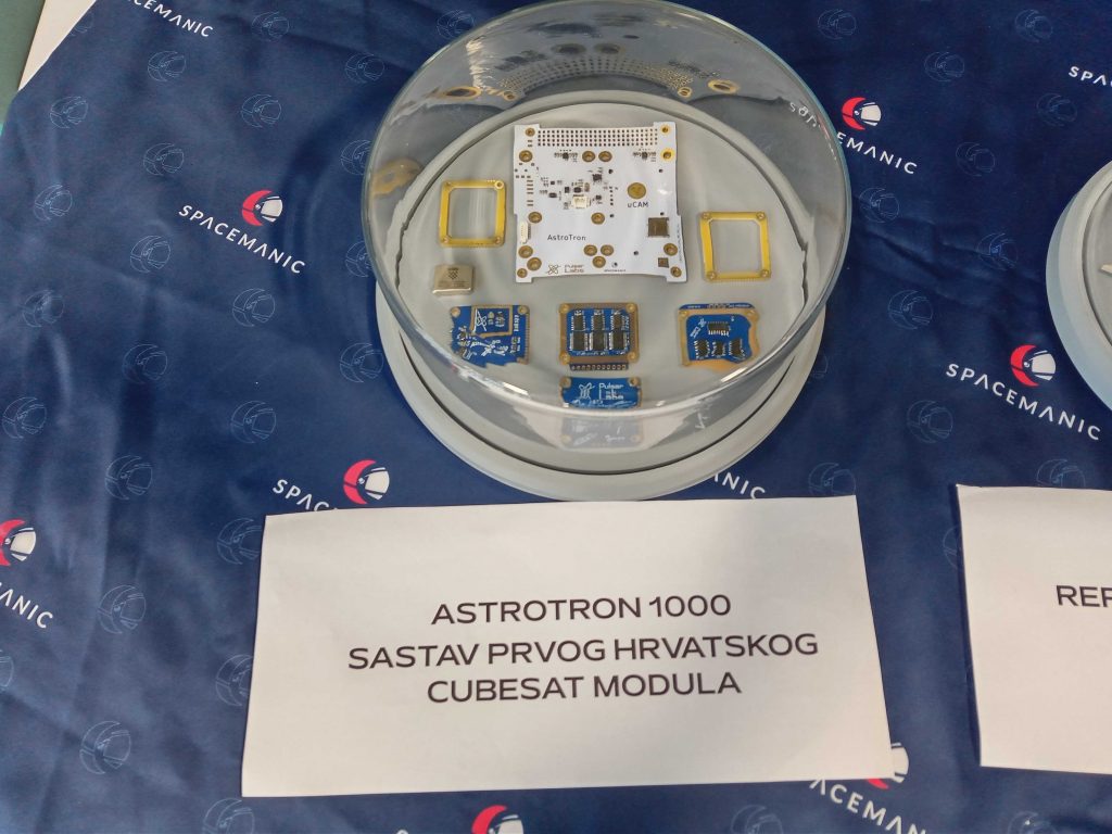 Replika unutrašnjosti prvog hrvatskog (nano)satelita izložen na ovogodišnjem, 8. Hrašćinskom astru (foto R.Matić)